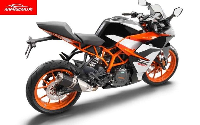 KTM RC390 duoi xe