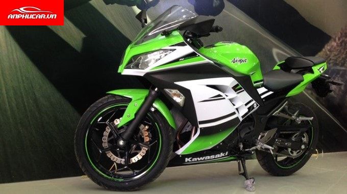 Kawasaki Ninja 300 den xe