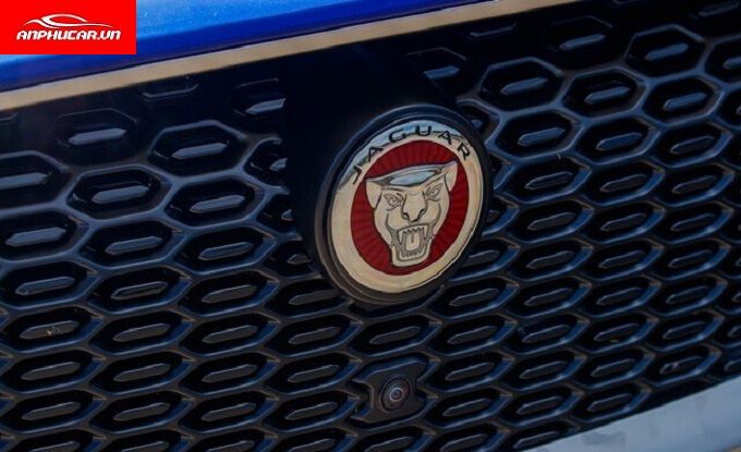 Logo Jaguar con báo đốm huyền thoại xuất xứ từ Anh quốc